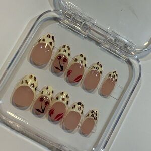 Leopard Print Press-On Nails Size small/can fit a medium